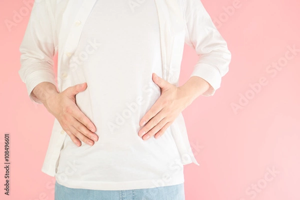 Fototapeta お腹を押さえる男性