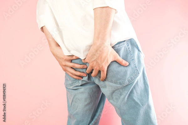 Fototapeta お尻を押さえる男性