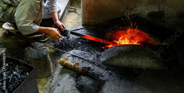 Obraz 伝統的な日本刀を刀鍛冶が手作り生産する様子