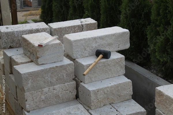Obraz Errichten einer Steinmauer im Garten