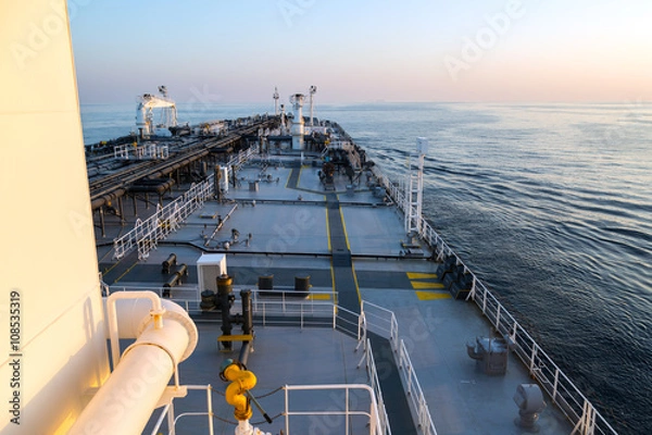 Obraz Tanker olejowy podczas zachodu słońca.