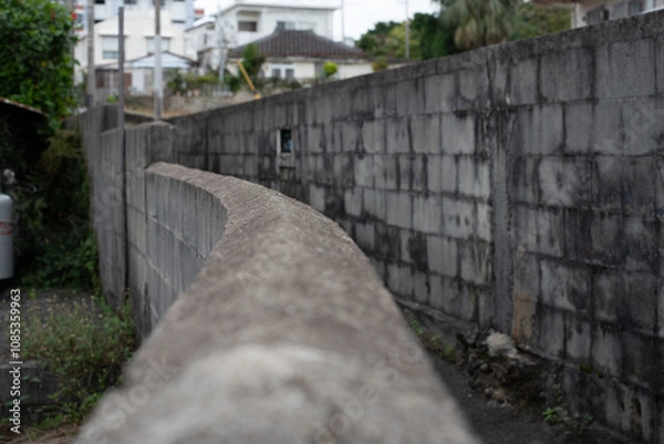 Obraz 路地裏のカーブしているブロック塀
