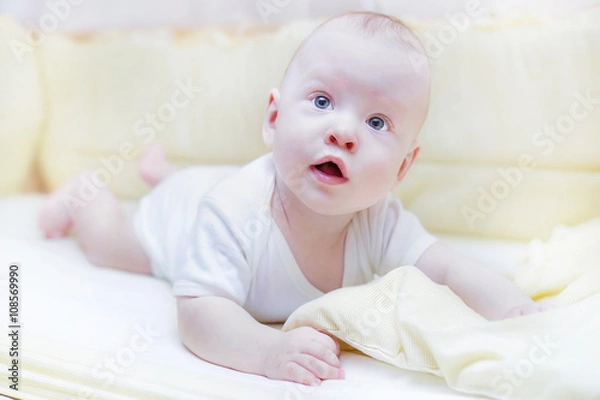 Obraz Baby looking surprised