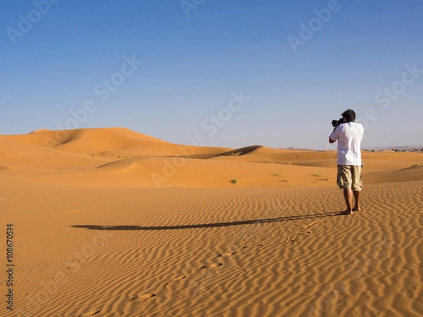 Fototapeta Photograper in Sahara desert