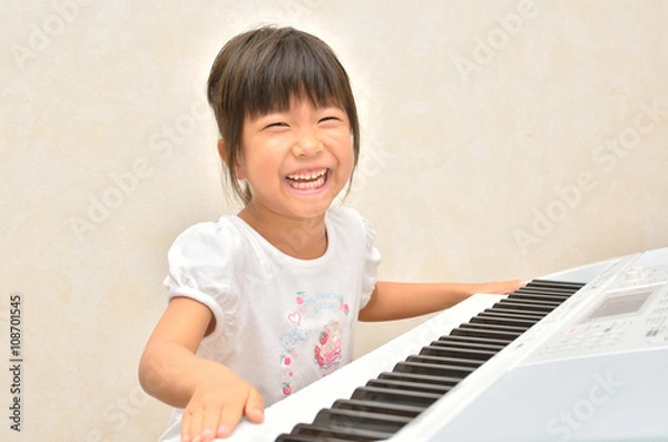 Fototapeta ピアノを弾く女の子