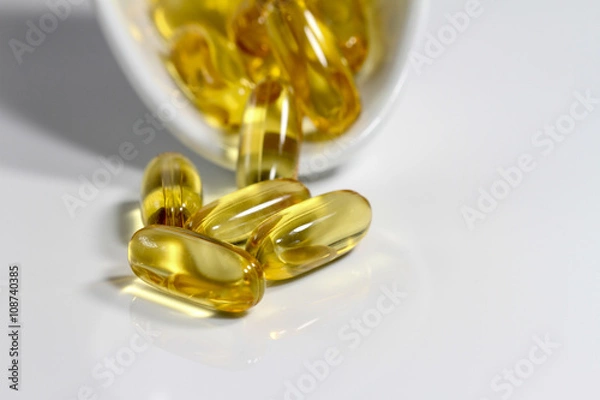 Fototapeta Omega-3-Fettsäure Kapseln in weißer Schale