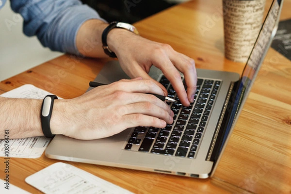 Obraz Wolny strzelec pracujący w kawiarni. Obraz podstawowy