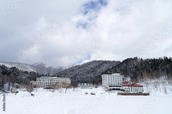 Fototapeta しかりべつ湖コタン会場から見た然別湖温泉