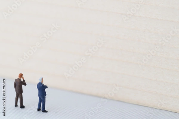 Fototapeta 壁にぶつかったビジネスマンのイメージ