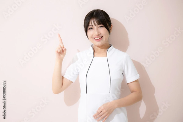 Fototapeta エステや美容ナースなどポイントやオススメのポーズ　ピンク背景のカメラ目線