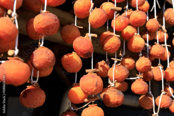 Obraz 軒先に吊るされた干し柿