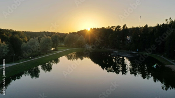 Obraz Красивый вид на небольшое озеро с птичьего полета летнее озеро полет на дроне вечерний закат