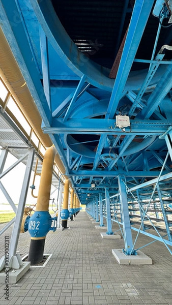 Obraz На фотографии современный вентилятор синего цвета с желтым цветом детали на нем  для охлаждения оборудование на открытом воздухе .