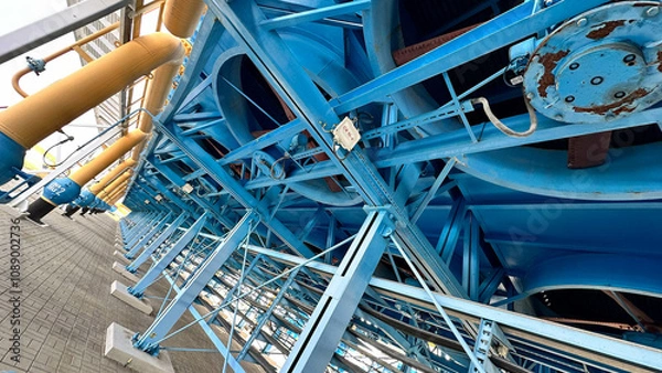 Obraz На фотографии современный вентилятор синего цвета с желтым цветом детали на нем  для охлаждения оборудование на открытом воздухе .