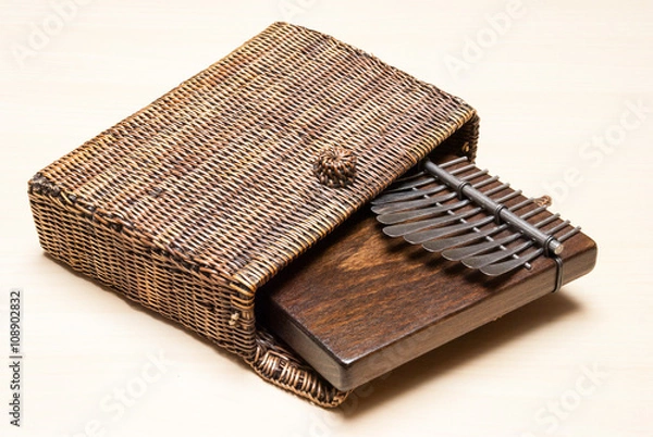 Obraz Tradycyjny afrykański instrument Kalimba lub fortepian kciukowy w wiklinowej sprawie