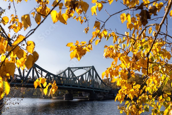 Fototapeta Goldener Herbst an der Glienicker Brücke Berlin Potsdam