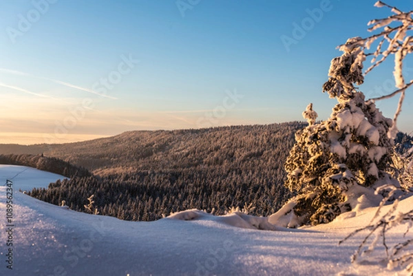 Obraz Góry Stołowe zimą o zachodzi słońca