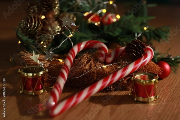 Obraz Bastones de caramelo formando un corazón con decoraciones navideñas