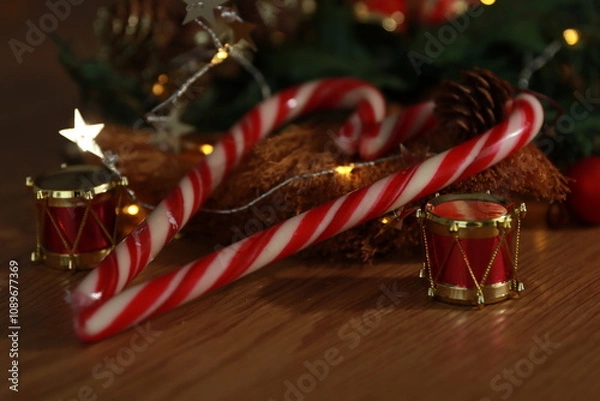 Obraz Bastones de caramelo formando un corazón con decoraciones navideñas alrededor