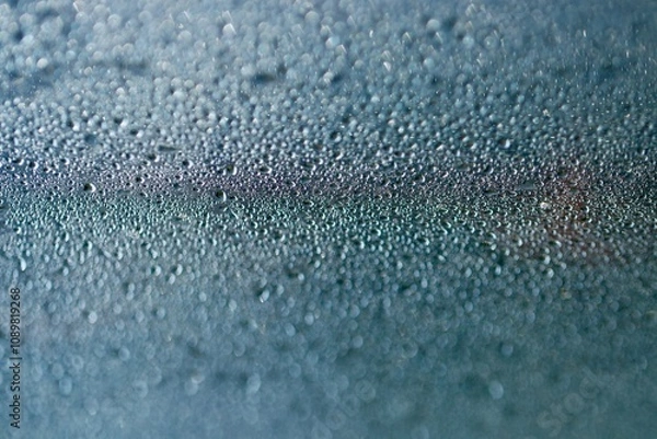 Obraz Jasne niebieskie tło. Tekstura kropli wody na płaskiej powierzchni i bokeh