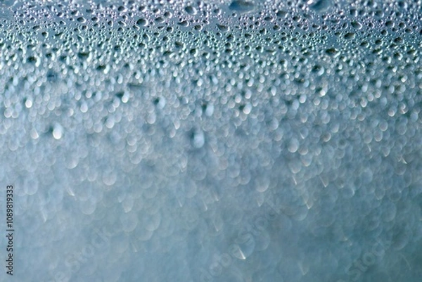 Obraz Krople wody. Jasne niebieskie tło. Tekstura kropli wody na płaskiej powierzchni i bokeh