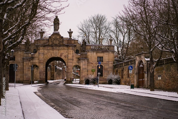 Obraz Paulustor und Pauluspromenade an einem bewoelkten Wintertag. Fulda, Deutschland 25. Dezember 2021 der erste Weihnachtstag nach der Zeit der Corona-Pandemie High quality photo