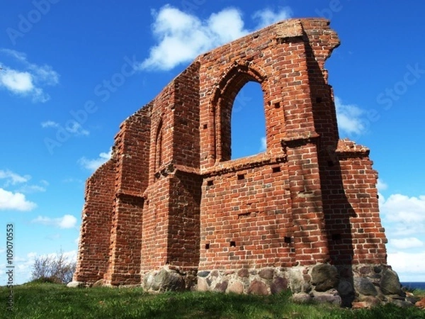 Obraz ruiny kościoła w Trzęsaczu