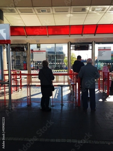 Obraz Waiting at the Bus Station