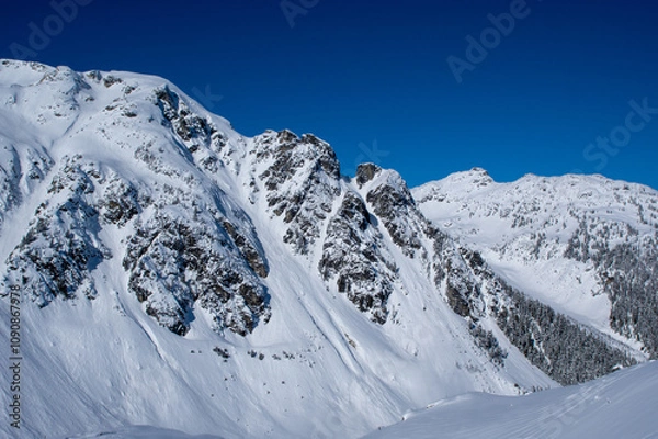 Fototapeta 雪のついた岩の急斜面