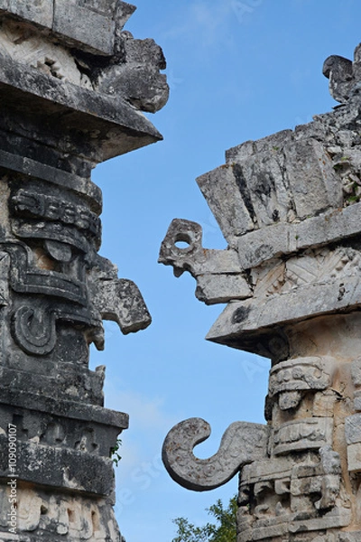 Fototapeta Part of  temple of reliefs in Chichen Itza.