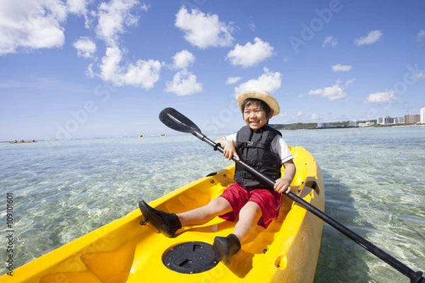 Fototapeta シーカヤックをする男の子