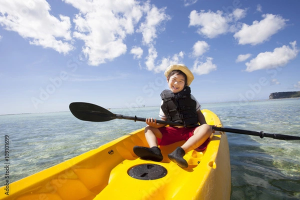 Fototapeta シーカヤックをする男の子