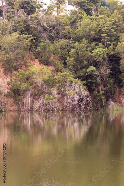 Fototapeta 여유롭고 한가한 태국의 민물 낚시터 저수지 풍경,  낚시꾼과 자연친화적인 자연산 파라솔
