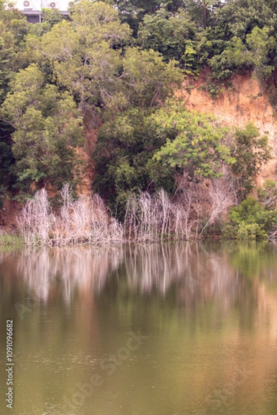 Fototapeta 여유롭고 한가한 태국의 민물 낚시터 저수지 풍경,  낚시꾼과 자연친화적인 자연산 파라솔
