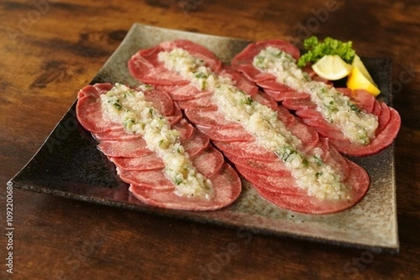 Obraz 刻みネギとごま油の風味豊かな牛たん塩