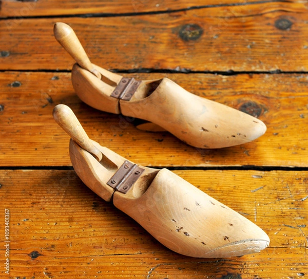 Obraz Hormas de zapatero para fabricación de calzado artesanal. Horma de madera para dar forma al zapato. Taller de zapatero