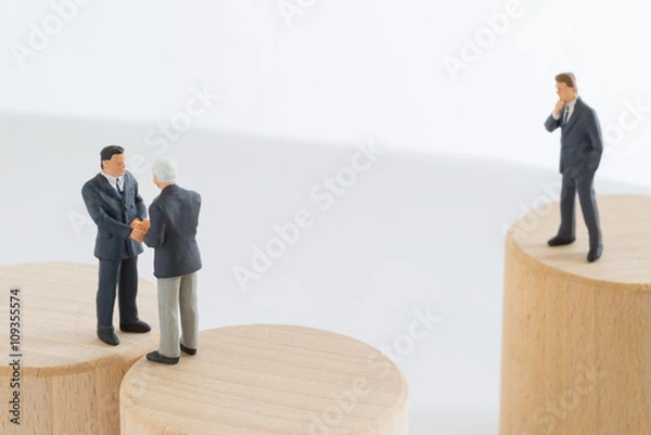 Fototapeta 交渉成立したビジネスマンとそれを見るビジネスマン