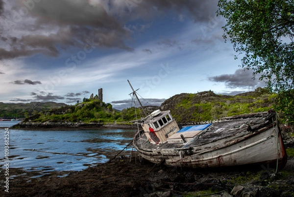 Obraz Ruin Of Castle Moil With Old Ship Wreck In The Harbor Of Village Kyleakin At The Atlantic Coast Of The Isle Of Skye In Scotland, UK
