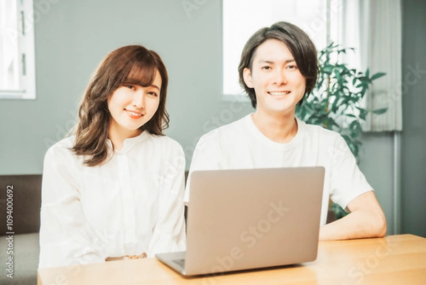 Fototapeta 部屋にいる男女（ノートパソコン）
