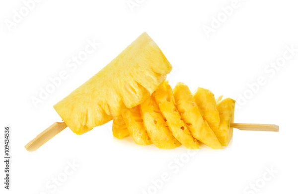 Obraz pokrojony mały ananas z drewnianym szpikulcem na białym tle