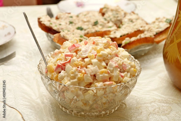 Obraz праздничный стол с бутербродами, тортом, салатами