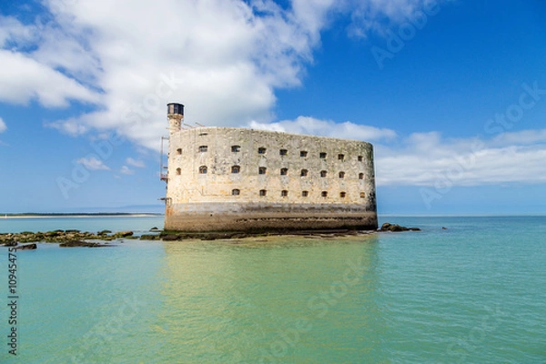 Fototapeta Zobacz Fort Boyard podczas odpływu we Francji