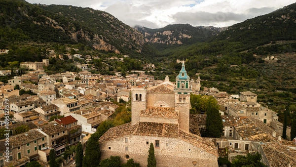 Obraz The charterhouse in Valldemossa and mountains in the background. 