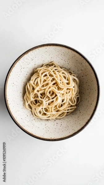 Fototapeta きれいな白い背景に陶器のボウルに入った麺のミニマリストな航空写真