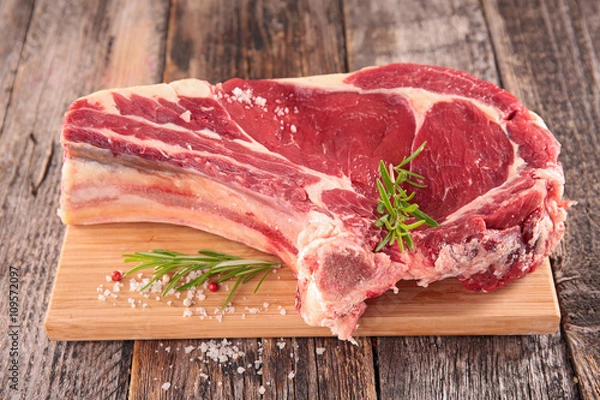 Obraz raw beef on board