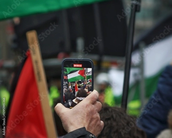 Obraz Palestine protest through a phone