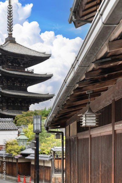Fototapeta 京都市祇園　八坂の塔と京の街並み