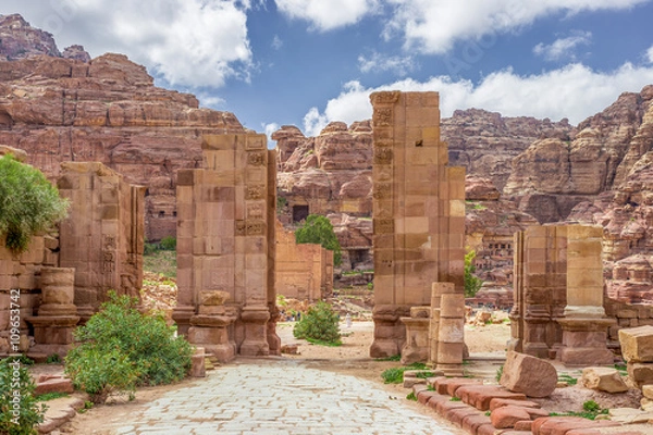 Fototapeta Arched Gate in the ancient city of Petra (Jordan)