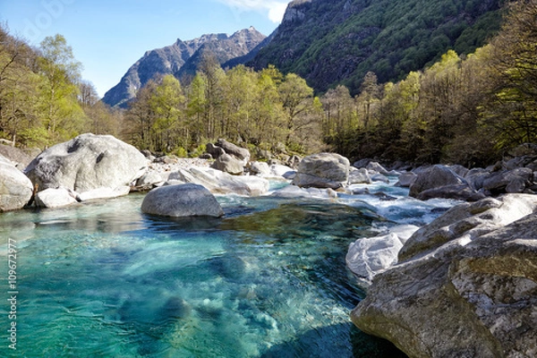 Fototapeta Verzasca, türkisfarbener Bergfluss im Verzascatal, Tessin, Felsbrocken, Wald und Himmel