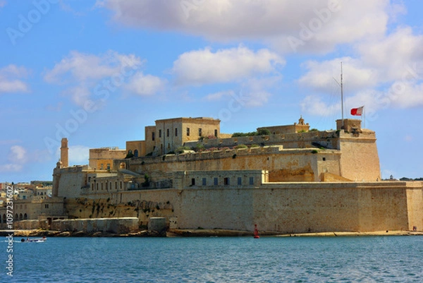 Obraz Fort St Angelo, Birgu (Maltese: Forti Sant'Anglu or Fortizza Sant'Anglu) is a bastioned fort in Birgu, Malta, located at the centre of the Grand Harbour.